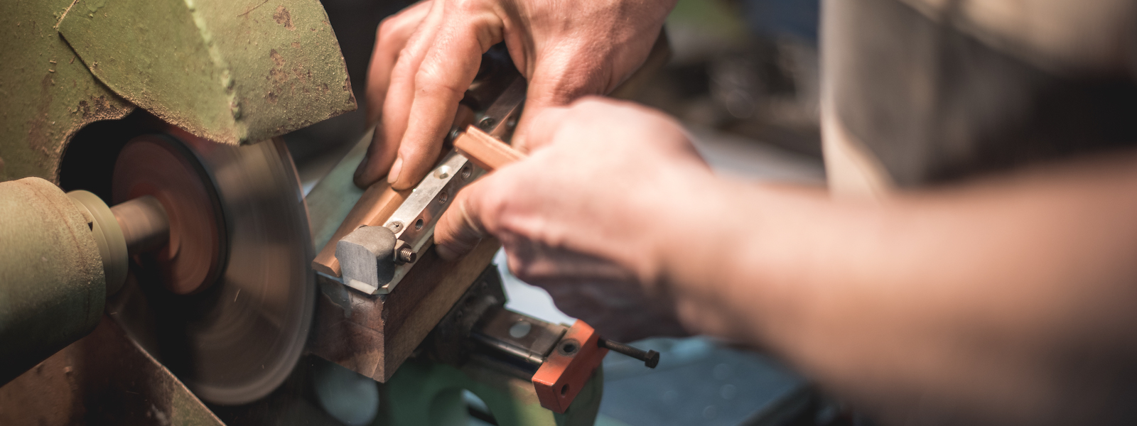 Holz verarbeitung von Hand